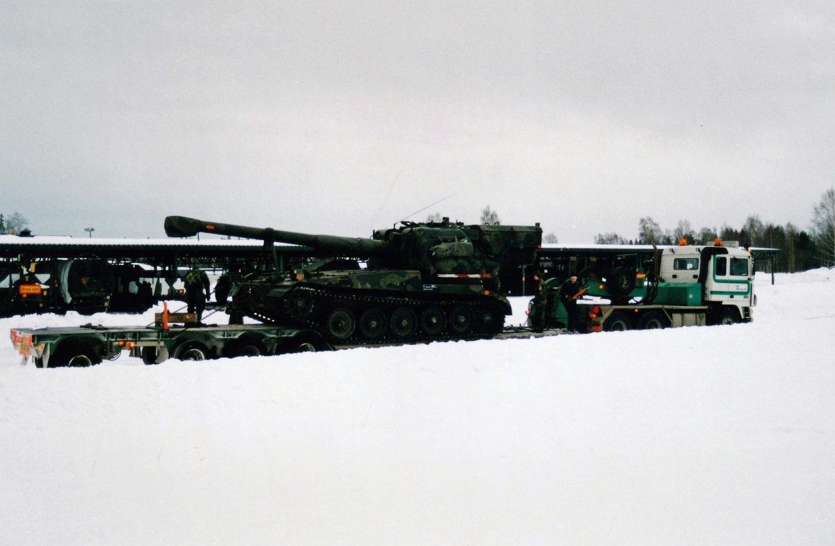 FMUhC lastförsök med militära fordon på civila transportfordon sent 1990-tal. Bandkanon 1.