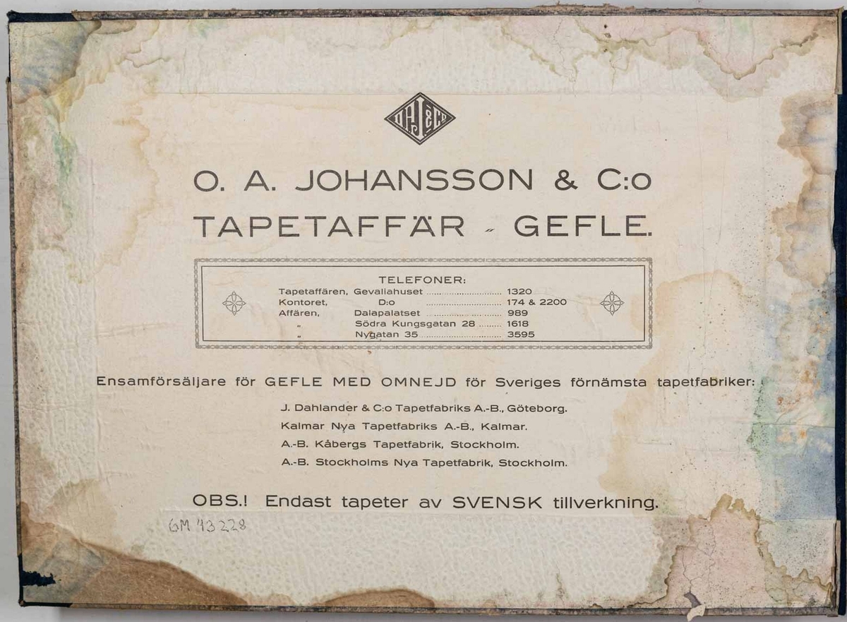 Tapetprovbok från O. A. Johansson & Co Tapetaffär i Gävle. Innehåller svenska tapeter.