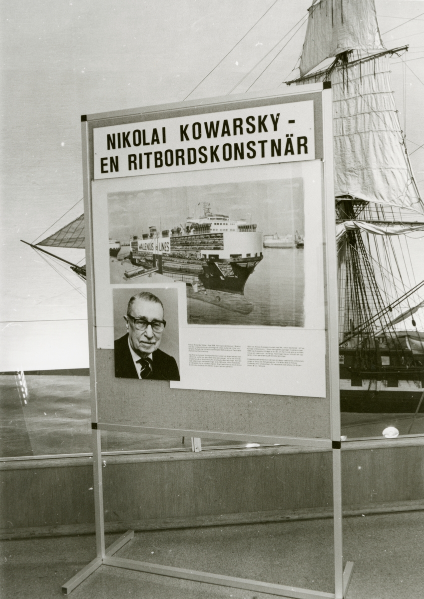 Utställningen Nikolai Kowarsky - en ritbordskonstnär. Inledningsskärmen med bild och text om konstnären.