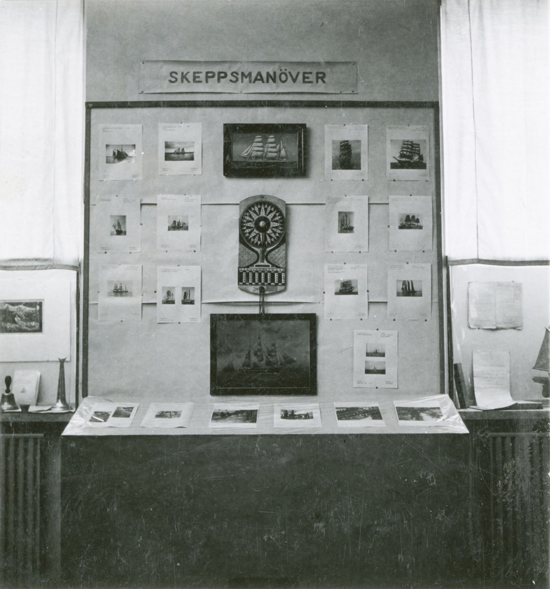 Utställning om skeppsmanöver i avdelningen för sjömannautbildning och sjömannaorganisation i Sjöfartsavdelningen. Bilden tagen under uppordnandet av utställningen våren 1937.