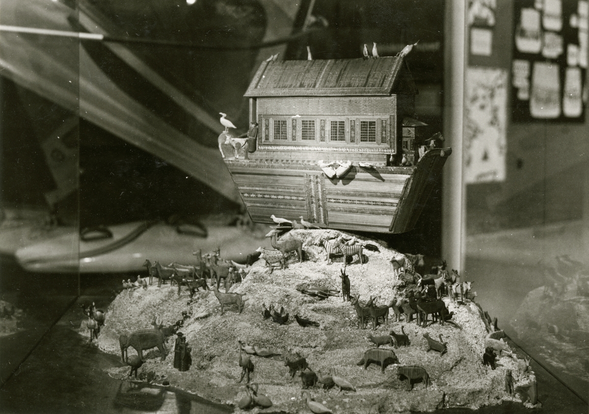 Utställningen "Havet och människan". Leksaksmodell av Noaks ark.