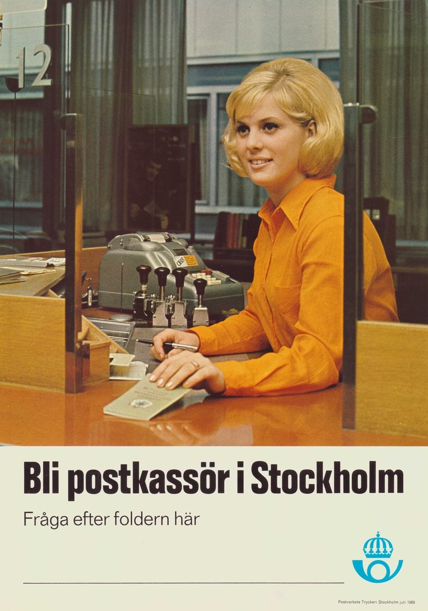 Kvinna sitter i en kassalucka på kontor och håller i en broschyr/häfte.