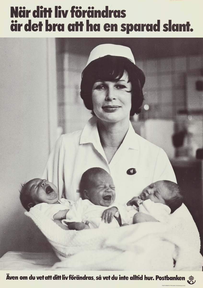 Kvinna i sjukhuskläder håller tre nyfödda bebisar i famnen. Postsymbol.