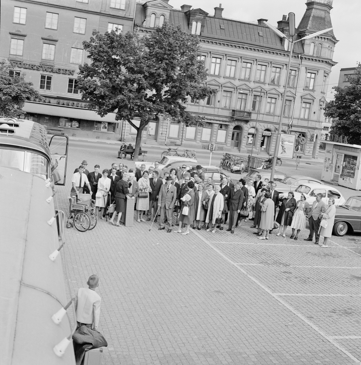 Utflykt till Furuvik - vid bussen på Vaksala torg, Uppsala juni 1965
