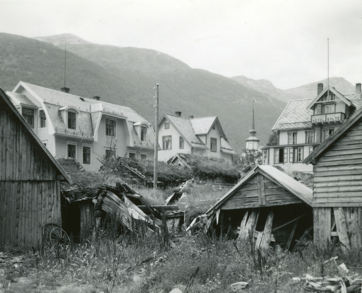 Sylte i Valldalen, Romsdal 16. august 1937.  På to av bilda ser vi klare øydeleggingar etter Tafjordraset.  Bildet er tatt under Kornrådets reise i Møre og Romsdal.  