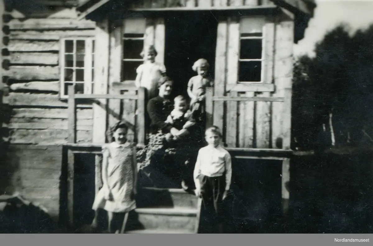 Pauline Elea (Svendsdtr.) Liland (f. 1879), på trappa i Sollia i Skotsfjord sammen med fem barnebarn. Oddny Karoline,  Willy Asbjørn, Paula, Lilly Olea og Svein Harald Kristensen.