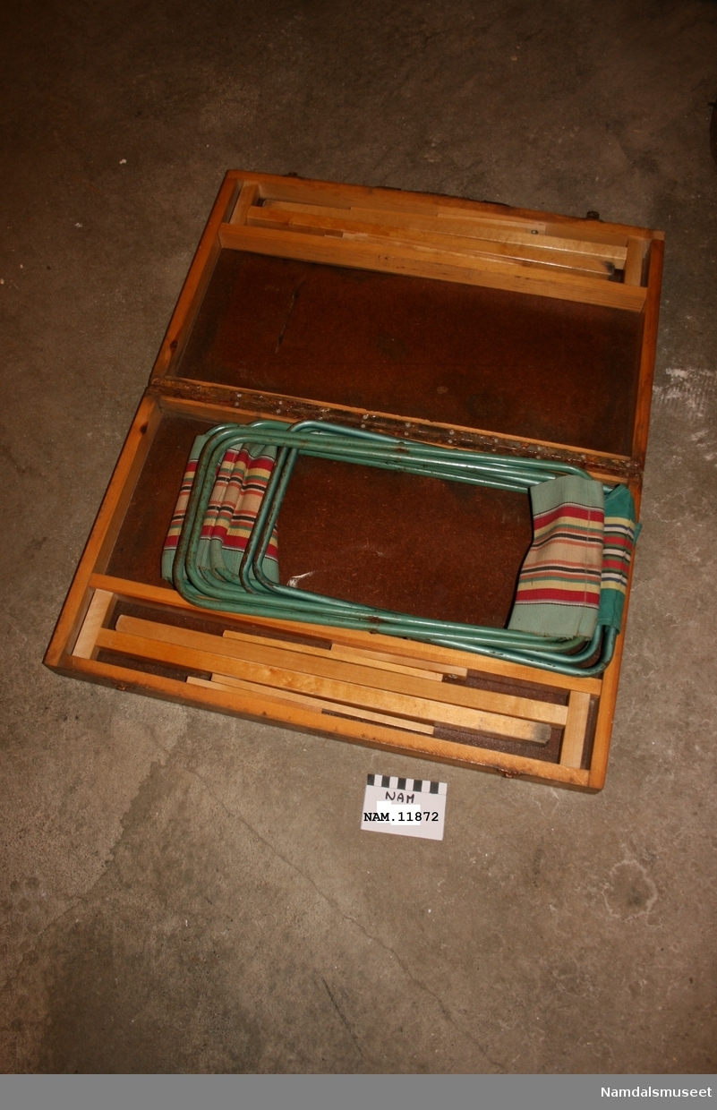 Campingsettet består av en kasse med fire enkle campingstoler uten rygg. Inne i kassen ligger det også løse treføtter. Treføttene monteres på kassen og den fungerer da som et bord i tillegg til at den er oppbevaringskasse når utstyret ikke er i bruk