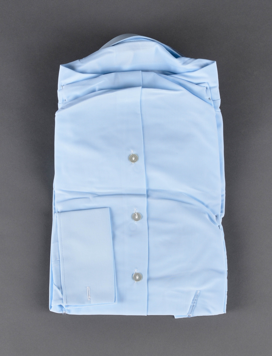 Blåskjorte, herrestørrelse,
Ubrukt, fabrikk-innpakking inntakt,