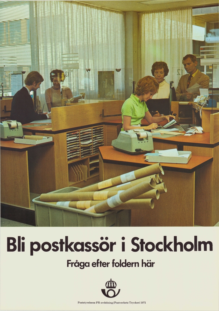 Kvinna och en man sitter i postkassor på kontor. Bakom glaset står tre kunder. Text under bild. Postsymbol.