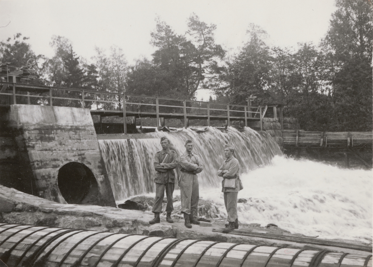 Soldater vid vattenfall. - Armémuseum / DigitaltMuseum