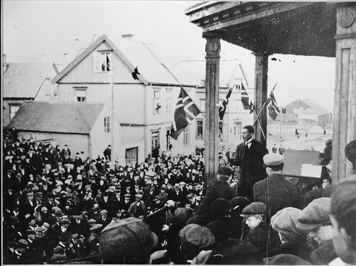 Folkemengde foran musikkpaviljongen i Harstad på 1. mai i 1912.