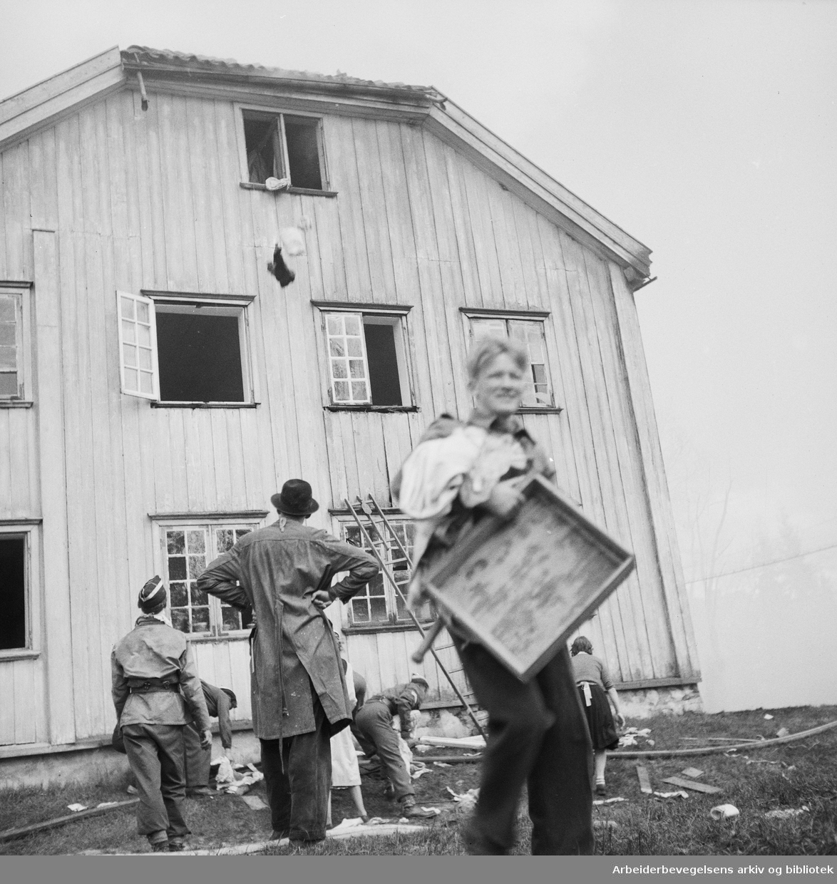 Brann på Voksen gård (opr. Woxen gård) i Sørkedalen. Foruten brannvesenet, deltok over 300 gardister og mange naboer i slokningsarbeidet. 3 juni 1952