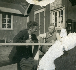 To menn utenfor postkontoret i Hornvika. 1937/1938.