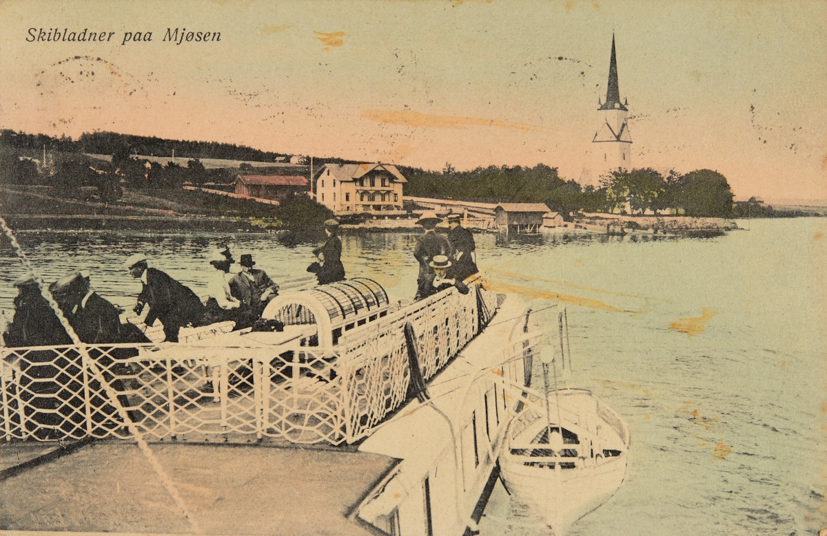 Postkort, Nes kirke, Nes brygge, Tingnes, Nessundet,  foto fra mjøsbåten D/S Skibladner med passasjerer,
