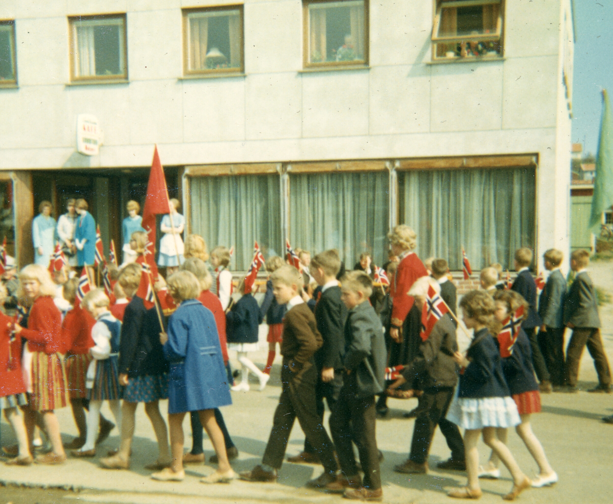 17. mai-feiring i Bøgata i 1966.