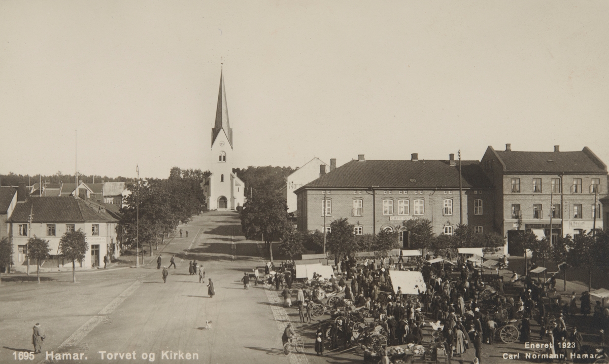 Postkort, Hamar, Stortorget, Kirkegata, torghandel, fra venstre Jønsrudgården, Hamar domkirke, Cafe Royal,
