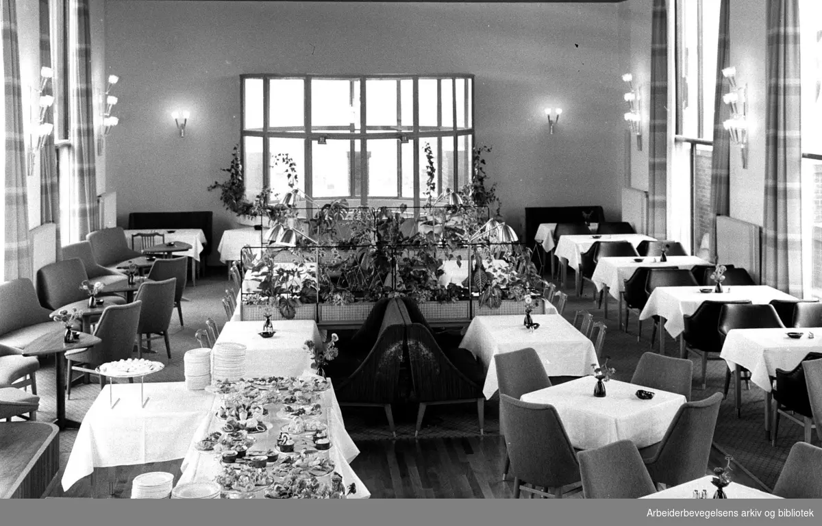 Restaurant Stratos i Folketeaterbygningen. Interiør etter brann. September 1958