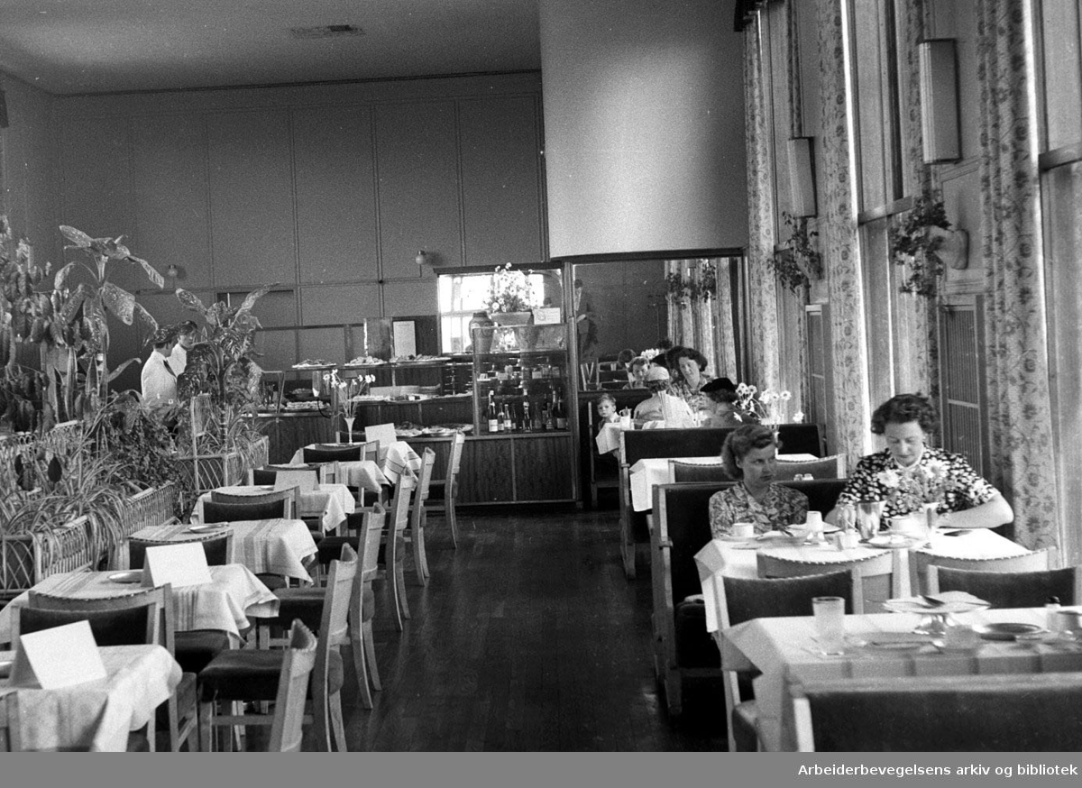 Restaurant Stratos i Folketeaterbygningen. Interiør. Juni 1954