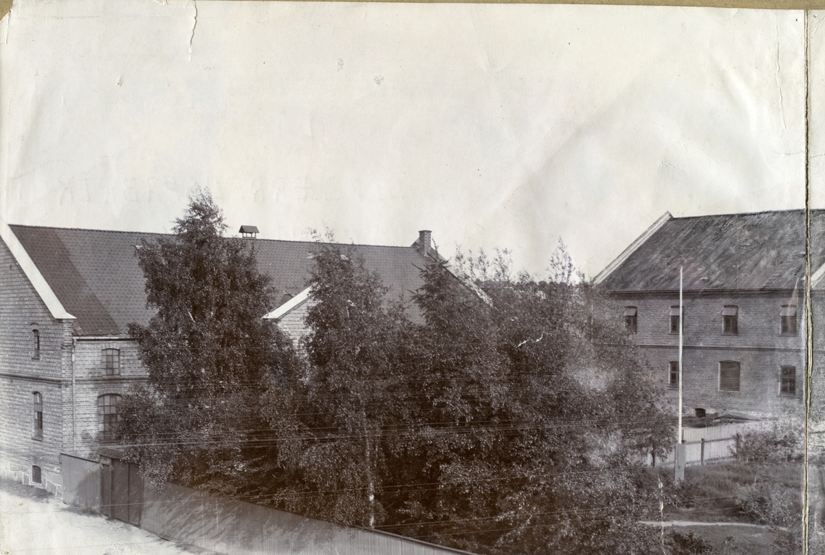 Oversiktsbilde fra Helly J. Hansen Olieklædefabrik,  fabrikkbygninger,  Moss ca. 1905.