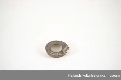 Beslag till pipa, av silver, diameter 4,2 cm. Stämplar: H 4, M O B.