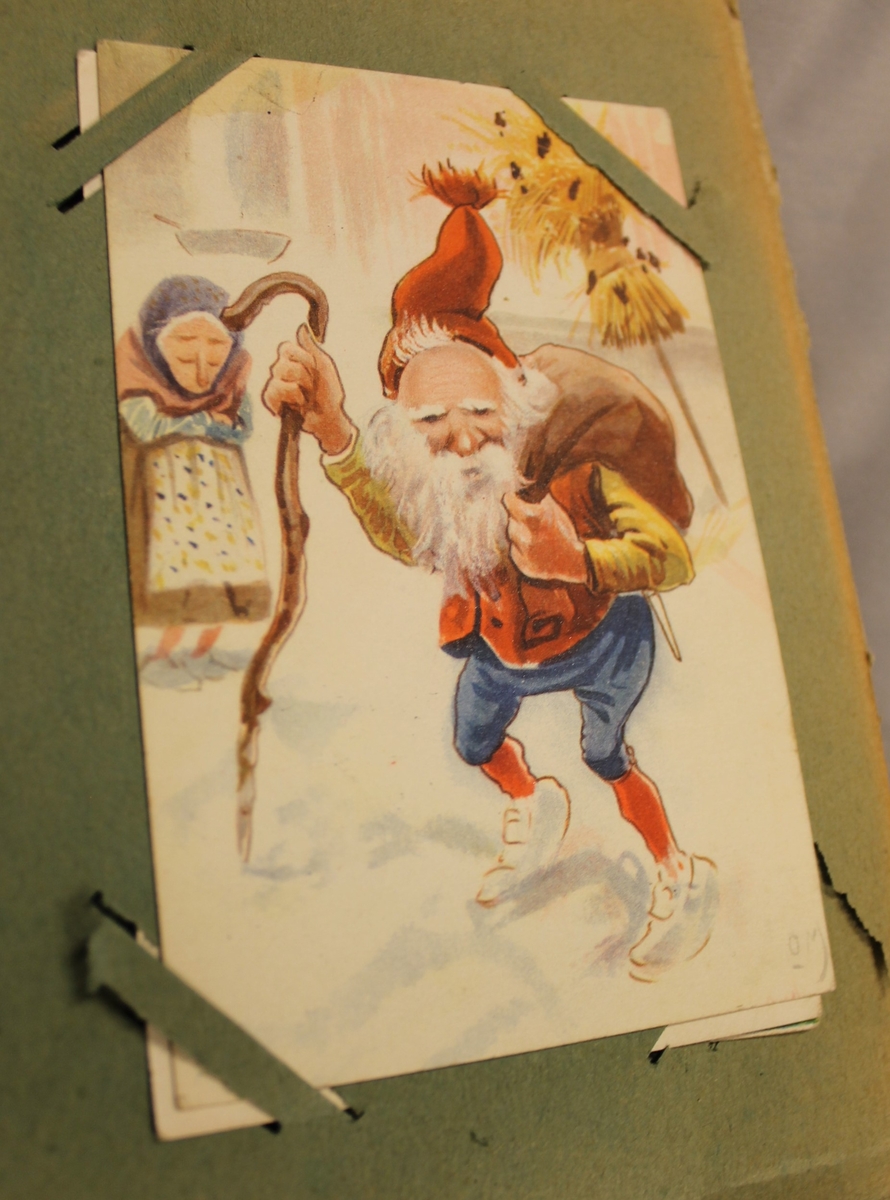 Jugend tegning av en kvinne/gudinne -på permen. Forsiden på postkortene er alle forskellige. For eksempel: reise til  Romsdalen, Setersdalen, og Valdres, 
Julekort og  fødselsdagskort. De fleste er fra fra 1910 - 1920