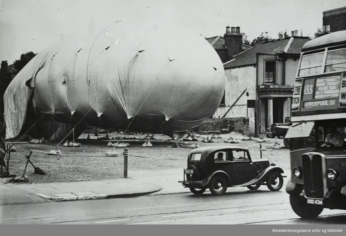 Forberedelser til den kommende storkrigen. En sperreballong står klar til å forstyrre angripende fly. London. November 1939
