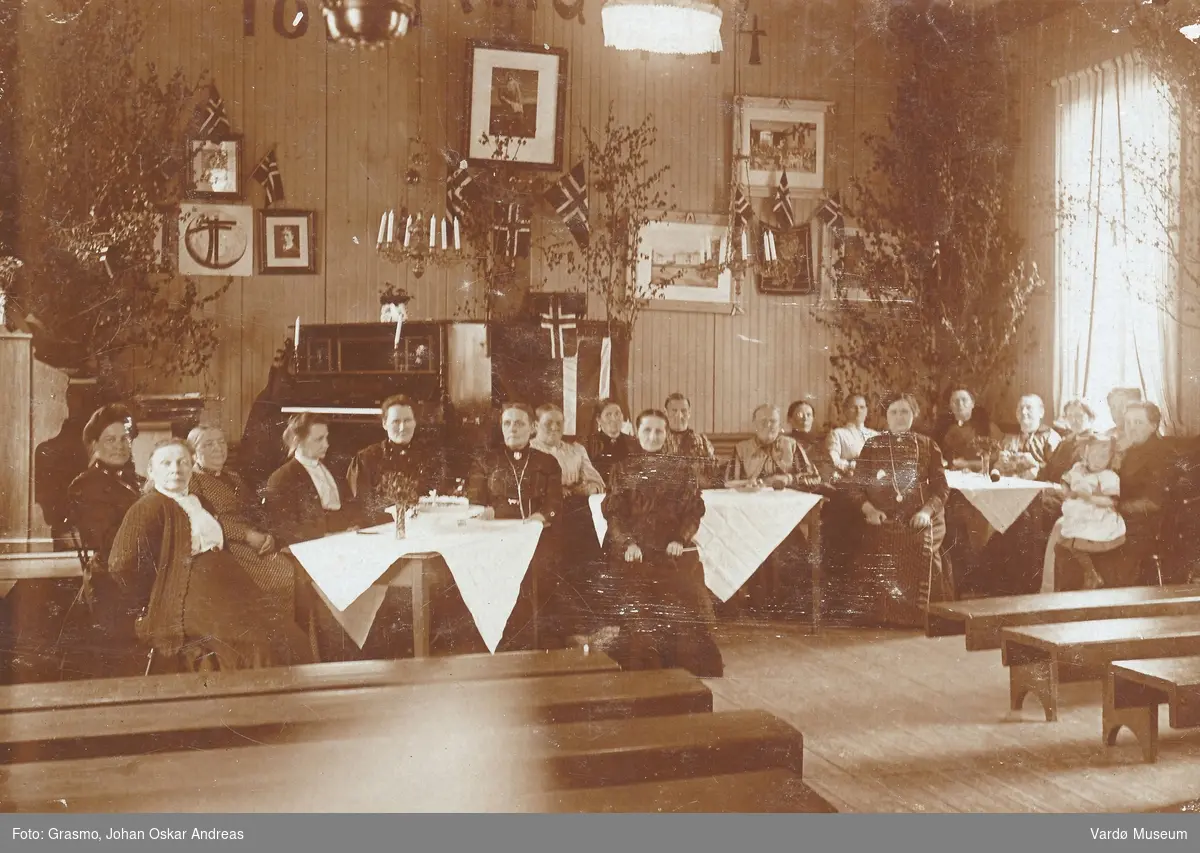 Misjonskvinneforeningen er samlet på bedehuset Betel i Vardø, 17. mai 1914