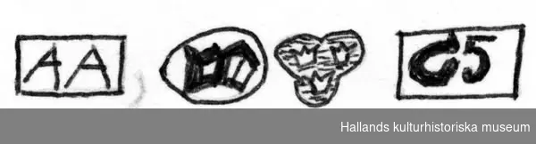 Oval snusdosa av silver med förgylld insida. På locket graverade bårder och blomsterornamentik. Inuti dosan stämplar "AA", stadstämpel, trefot och "G5" (se märkning).