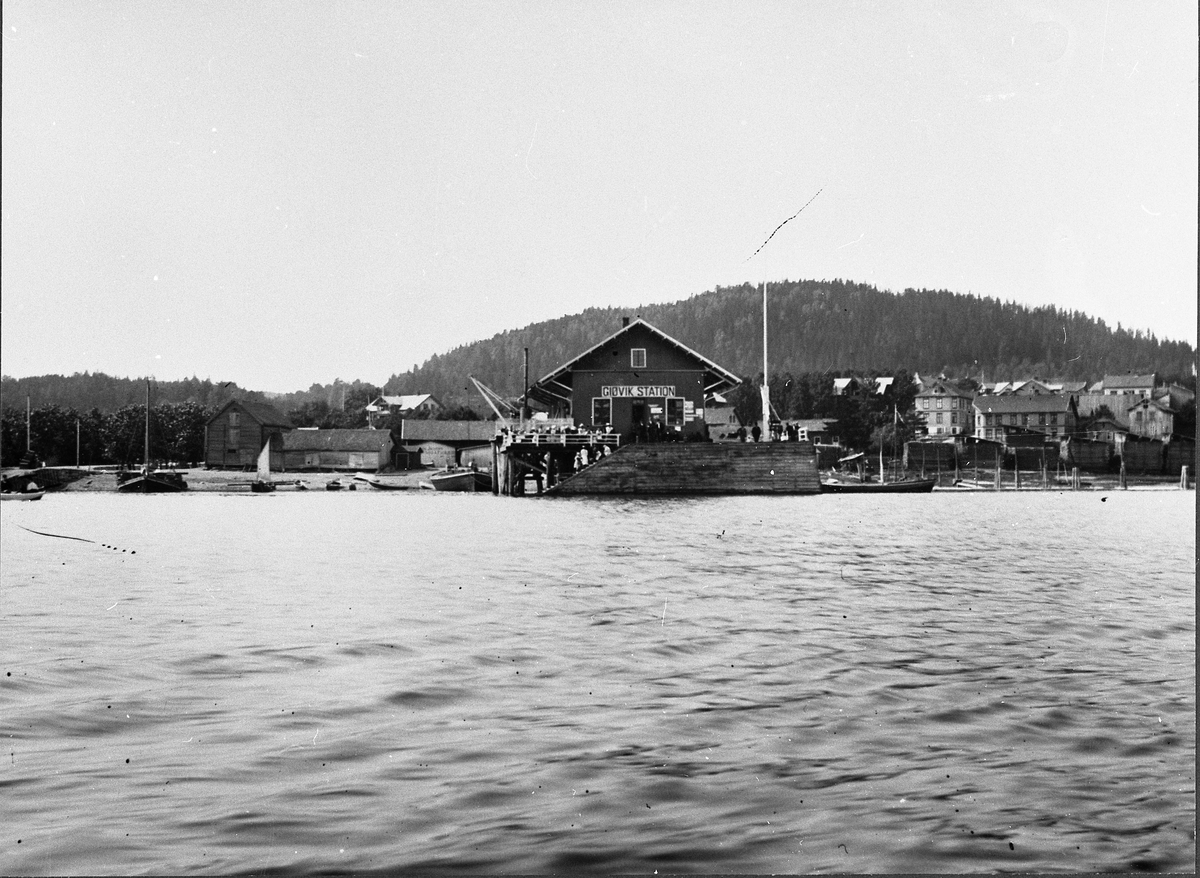 Båten Duen (?), lekter og jakt, ved brygge på Gjøvik ca. 1880. På brygga ser vi Gjøvik Station, pakkhuset på Gjøvik.