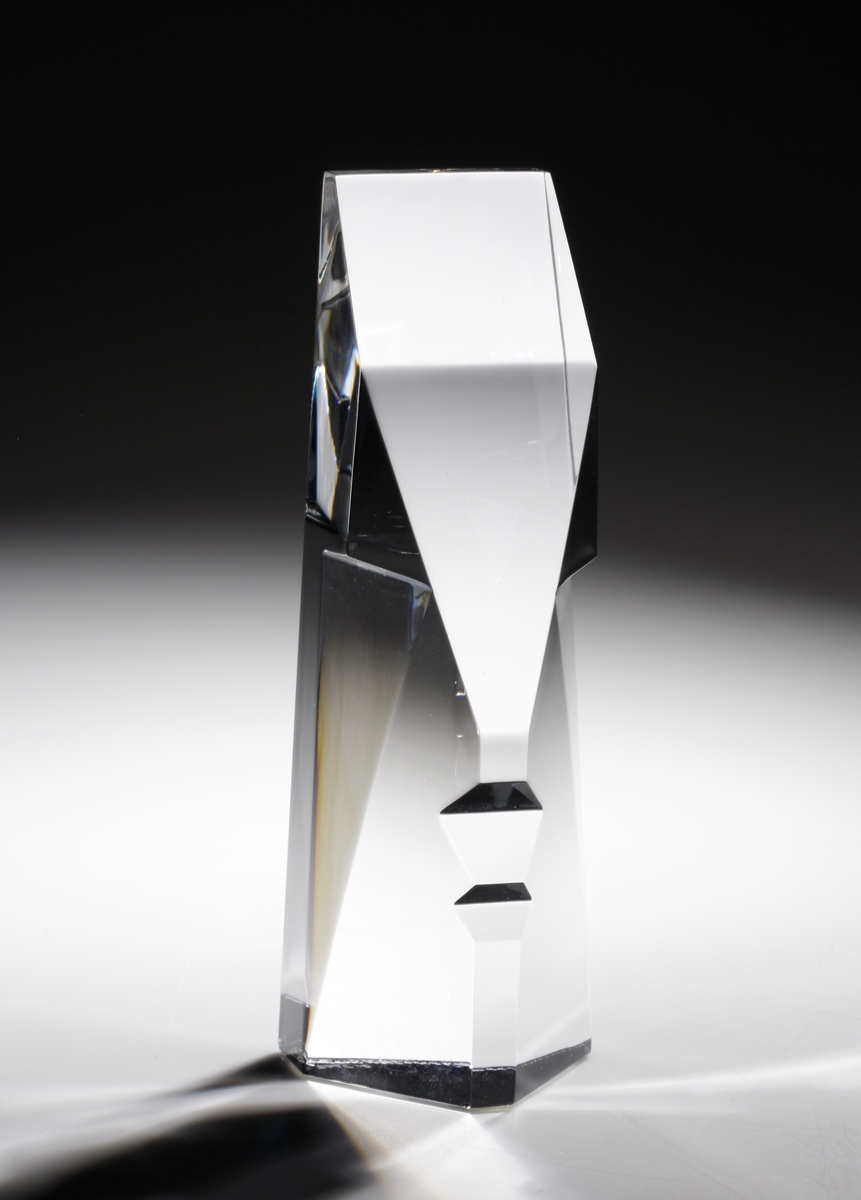 Formgivare: Sven Palmqvist. Glasskulptur, stiliserat ansikte i form av slipade geometriska ytor.
