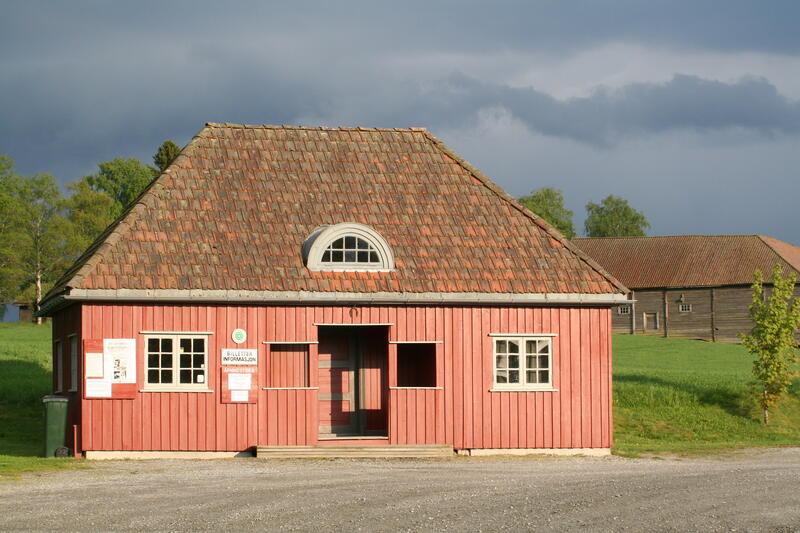 Bildet viser et rødt hus