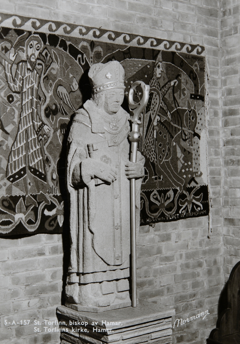 Postkort, Hamar katolske kirke, St. Torfinns kirke, interiør statue av biskop St. Torfinn av Hamar, kopi av Badisholteppet bak,