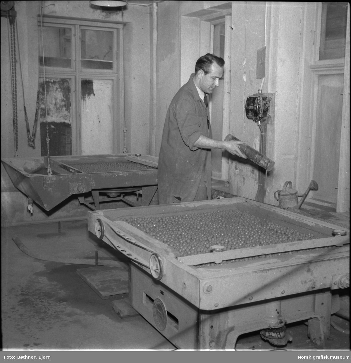 John Smith i arbeid med korning av offsetplater i sliperiet ved det grafiske firmaet Dreyer A/S.