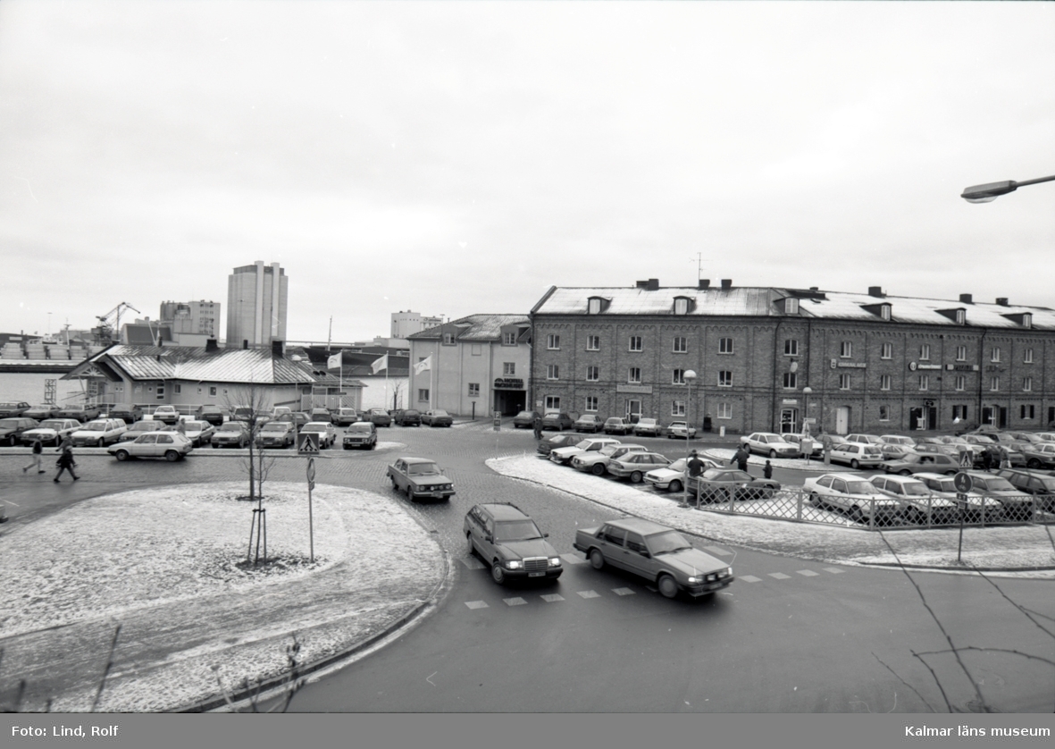 Parkeringsplatser vid Gamla hamnbassängen. Gamla färjeläget till vänster, Packhuset till höger.
