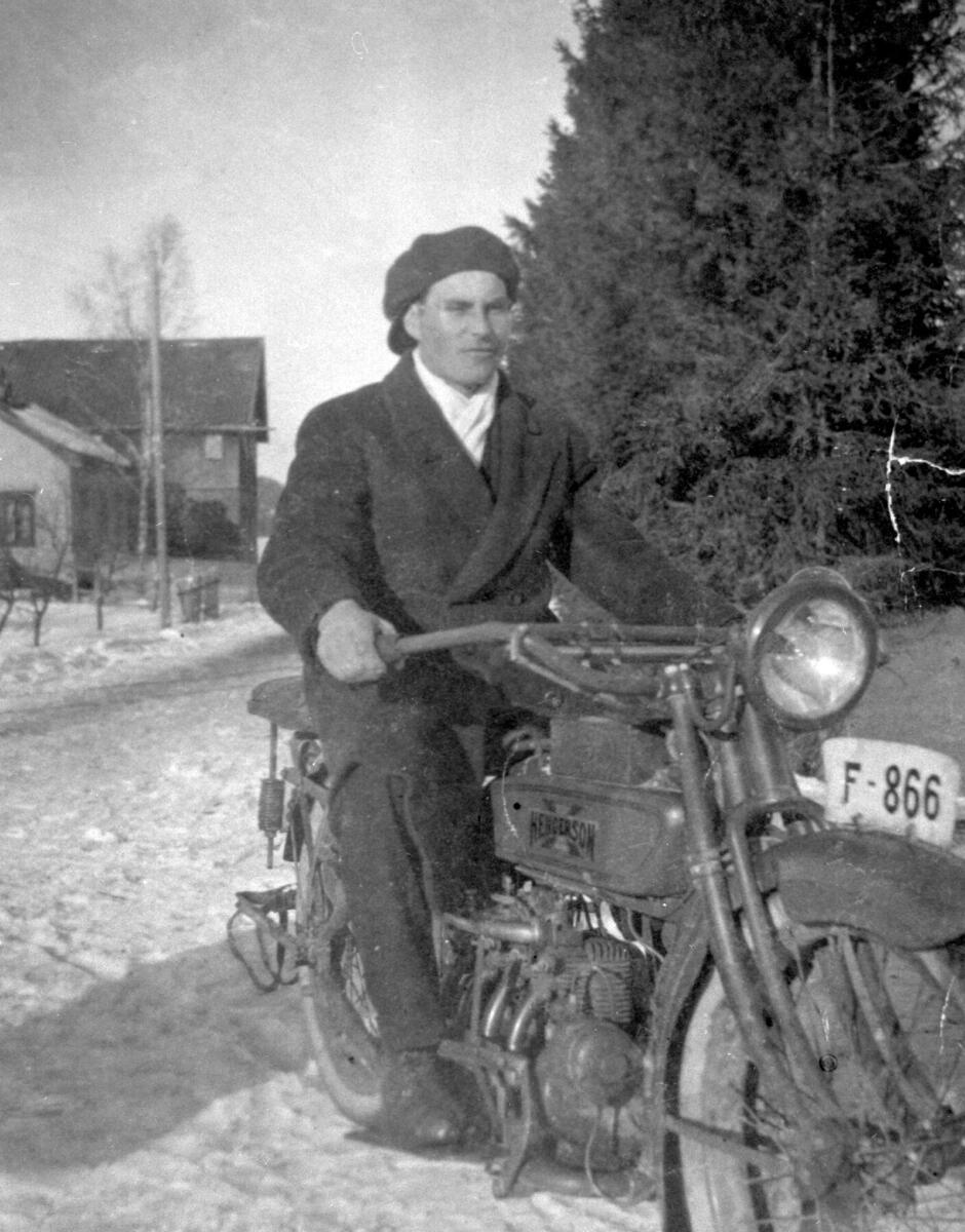 Olav Lima, motorsykkel, snø, vinter, ca. 1920, lue, skilt