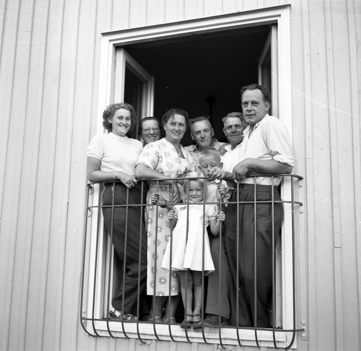 Familj samlade på på en fransk balkong Länsmuseet