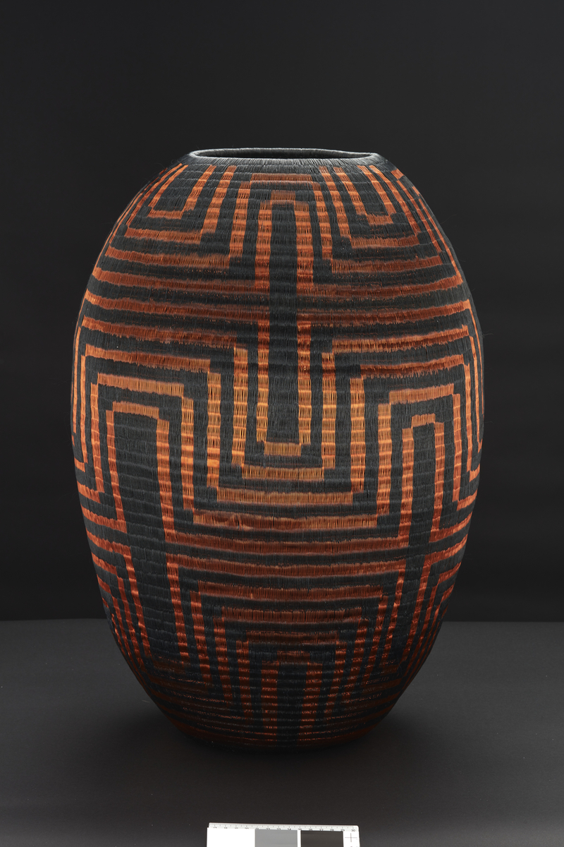 Kurv laget av en Wounaan-håndverker.
<ENG>Basket made by a Wounaan artisan.</ENG>
<SPA></SPA>