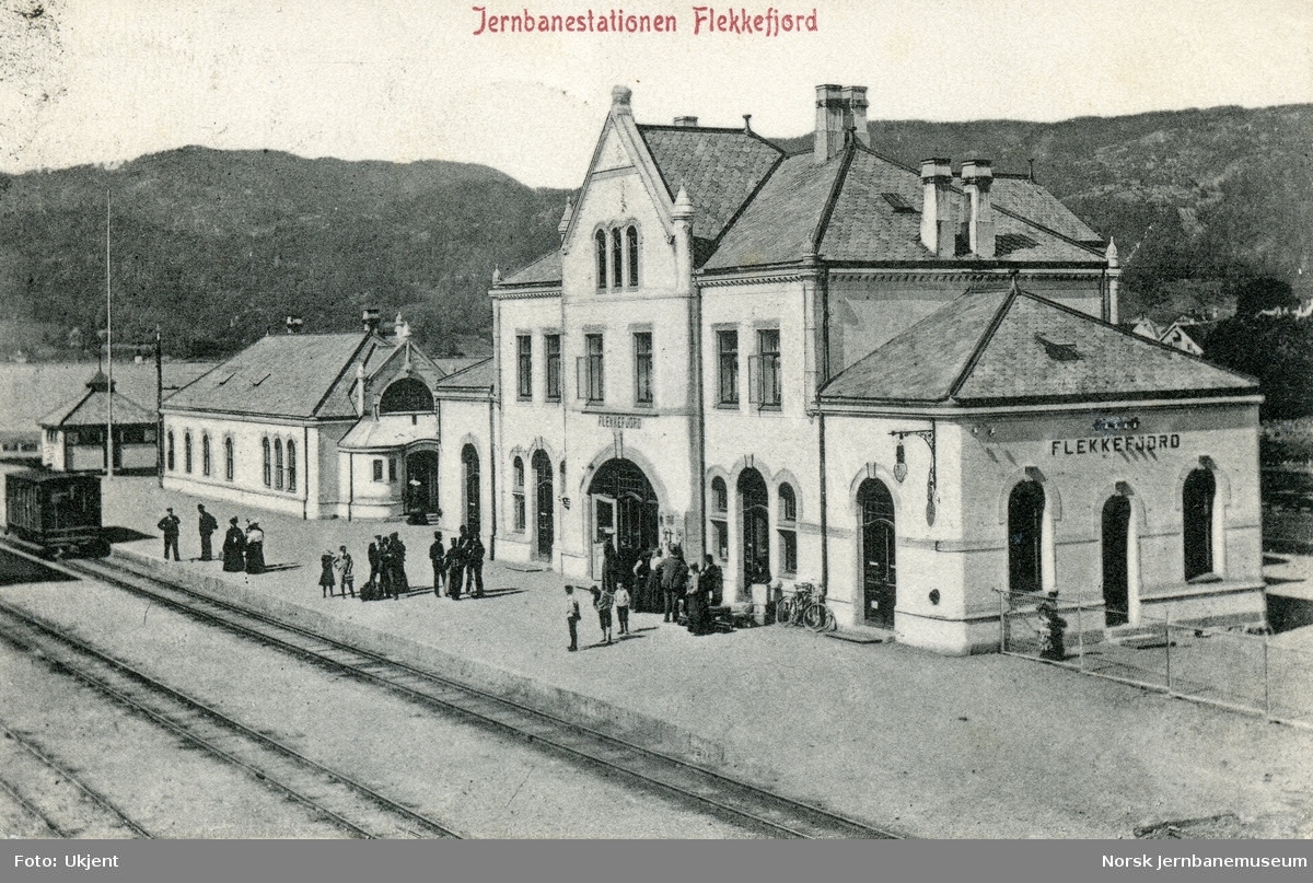 Flekkefjord stasjon. Mange reisende på plattformen