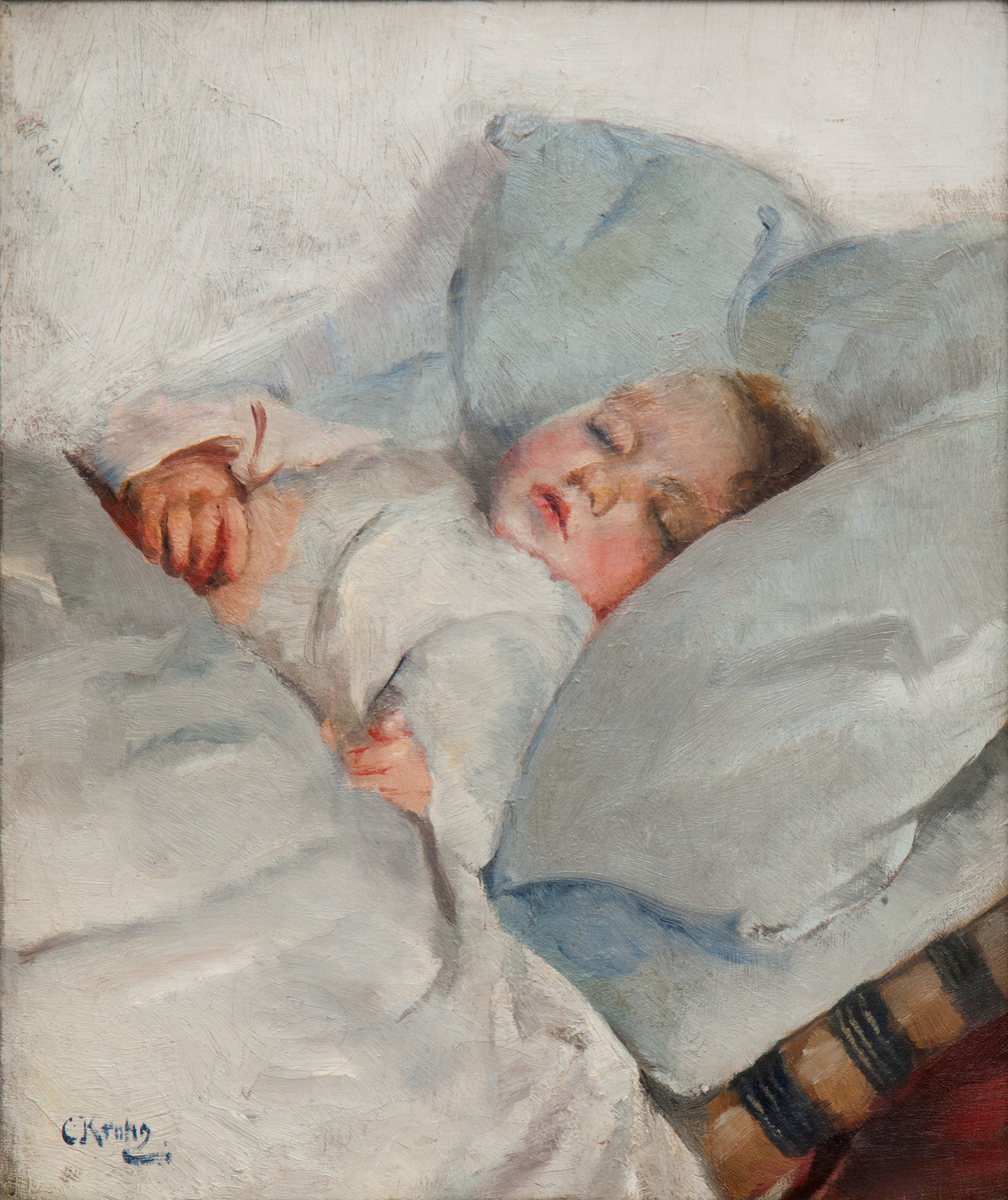 Sovende småbarn i en stor seng, hvitt sengetøy og stor hodepute. Barnet kledd i hvitt.