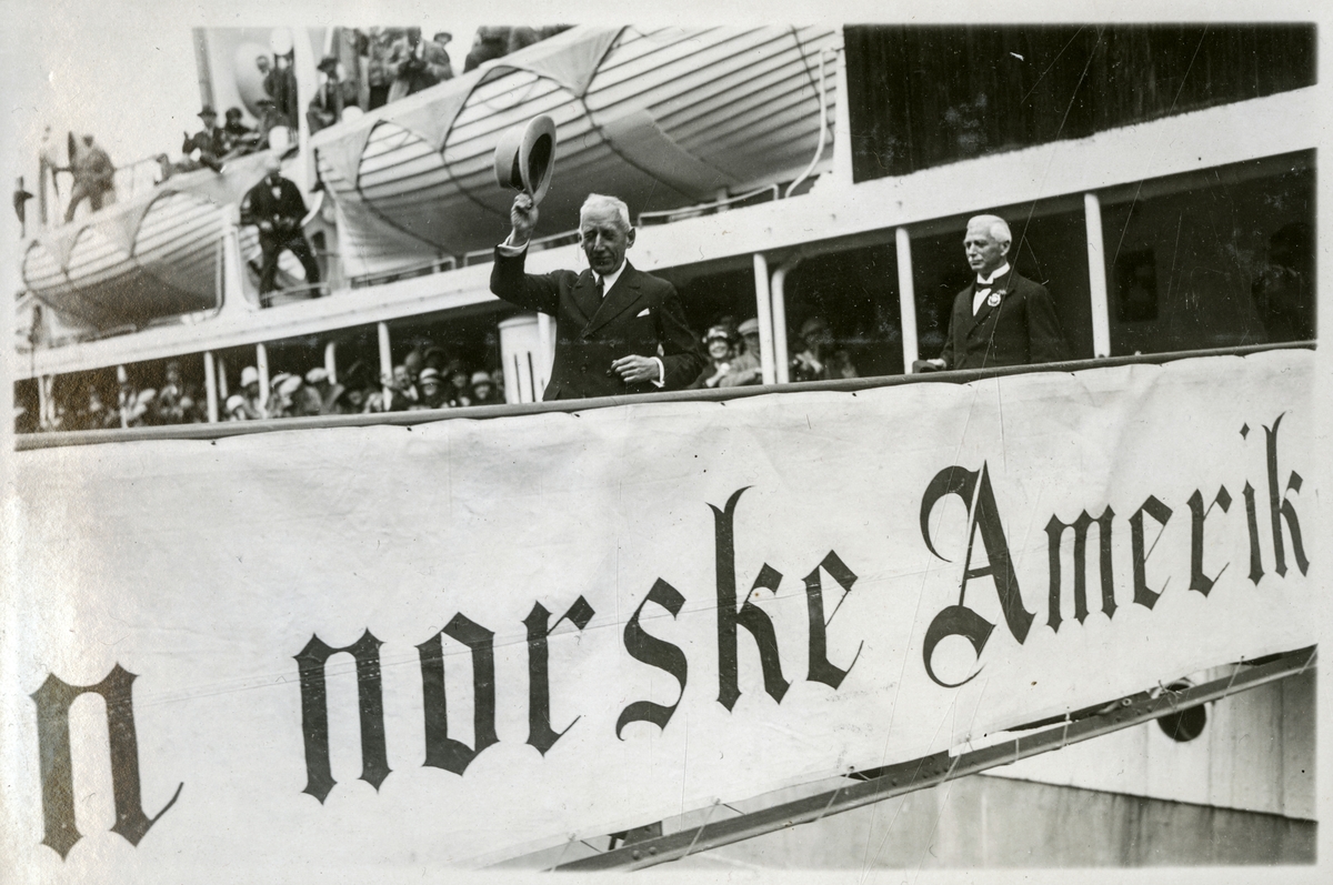 Roald Amundsen går i land fra D/S Bergensfjord i Bergen - Roald Amundsens ankomst til Bergen med S/S "Bergensfjord" efter "Norge"s flukt overe Polen. - 12. juli 1926