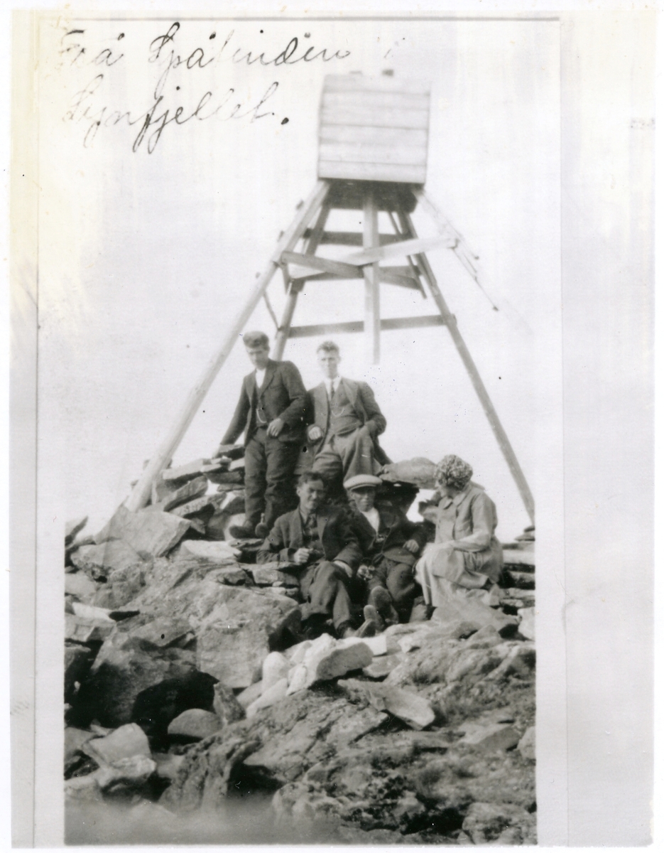 Smiugardsbygdingar på Synfjellet ei gong i 1920-åra.