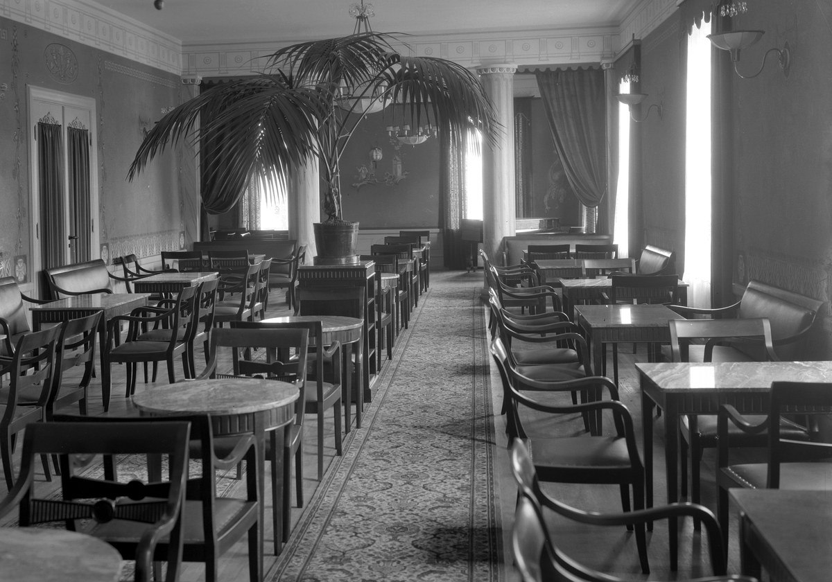 Interiör från Café Continental i det vid tiden nyuppförda Affärspalatset i Linköping. Odaterad bild från något av 1920-talets sista år.