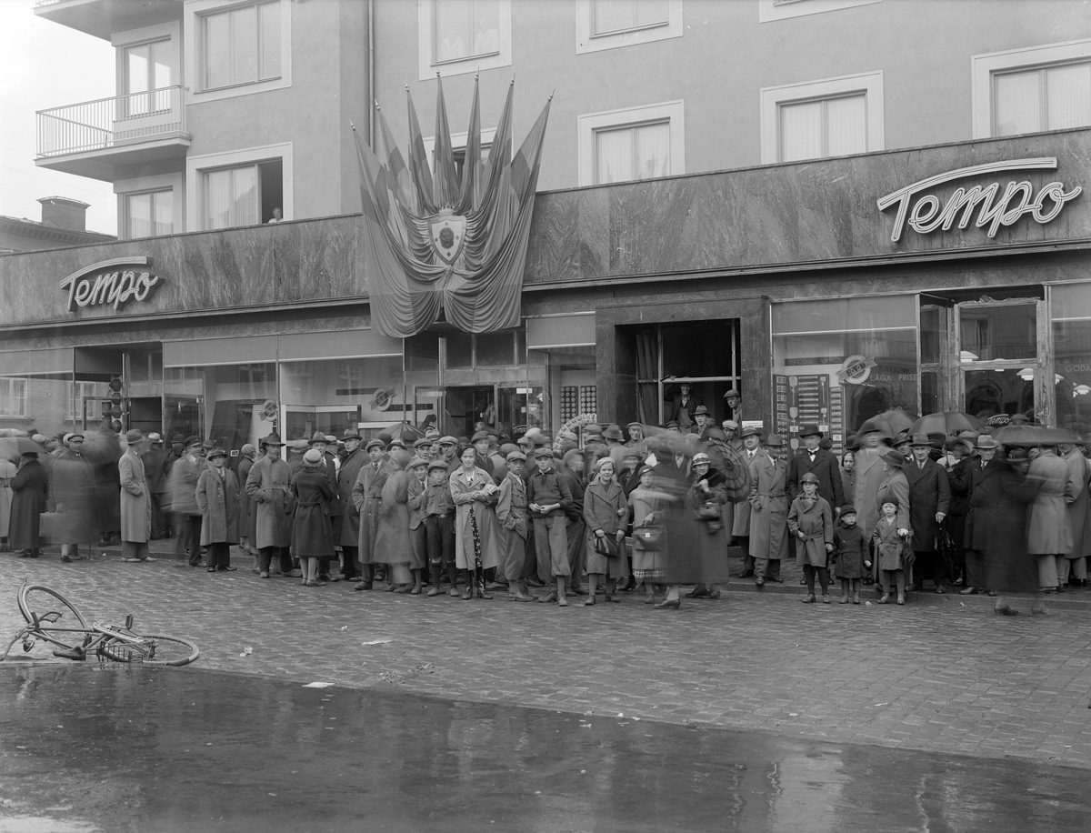 Linköpings första varuhus invigdes den 4 oktober 1935. Butikskedjan Tempo var vid tiden ett nytt initiativ från koncernen Åhlén & Holm att komplettera verksamheten med en detaljhandelskedja med enhetligt låga priser.