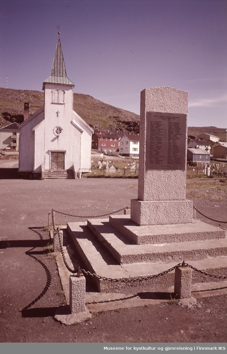 Honningsvåg kirke med minnebauta i forgrunnen. Omkring 1962/64.
