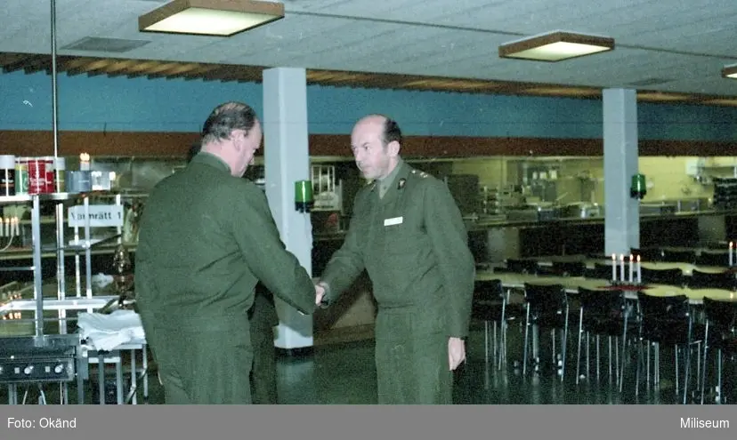 Prisutdelning. Överste Carl Edholm, regementschef Ing 2 och Lars-Erik Björk, Ing 2.