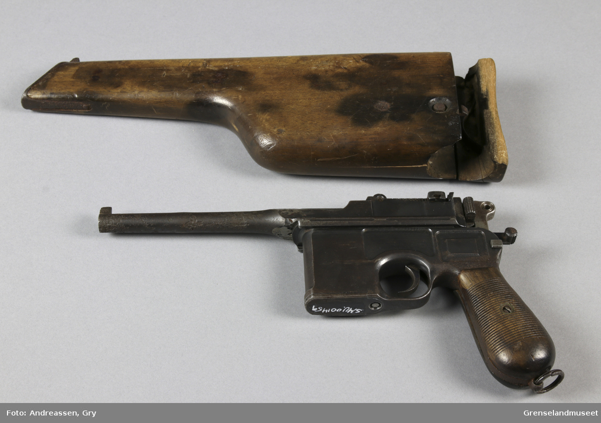 Pistol: Mauser C96 med tilhørende etui/kolbe av tre.