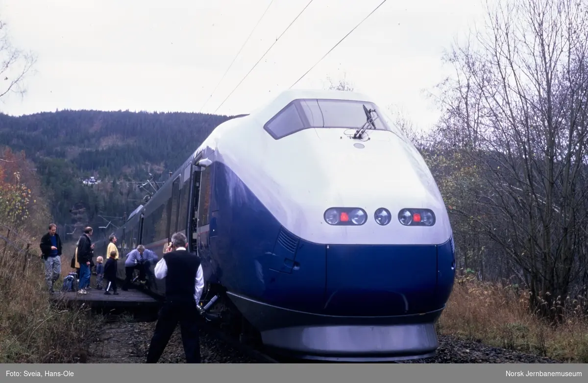 Elektrisk motorvognsett type 73 med ekspresstog fra Oslo til Trondheim, tog 43, har fått revet av strømavtakeren. Reisende viderebefordres med buss