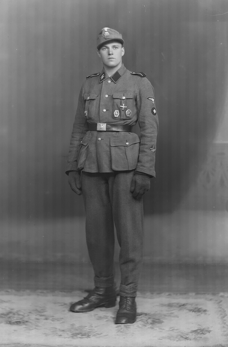 Portrett av mann i hird-uniform,  frontkjempermerke, Sigmund Huser, 1944..