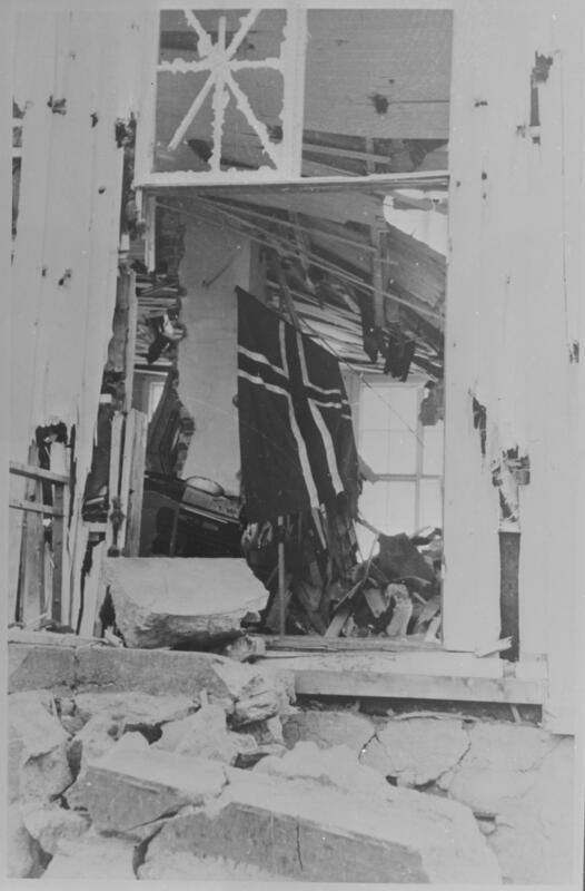 Foto: Kari Berggrav, Skolehuset i Bjerkvik bombet. Fra Narvikfronten, 1940. NTBs krigsarkiv i Riksarkivet.