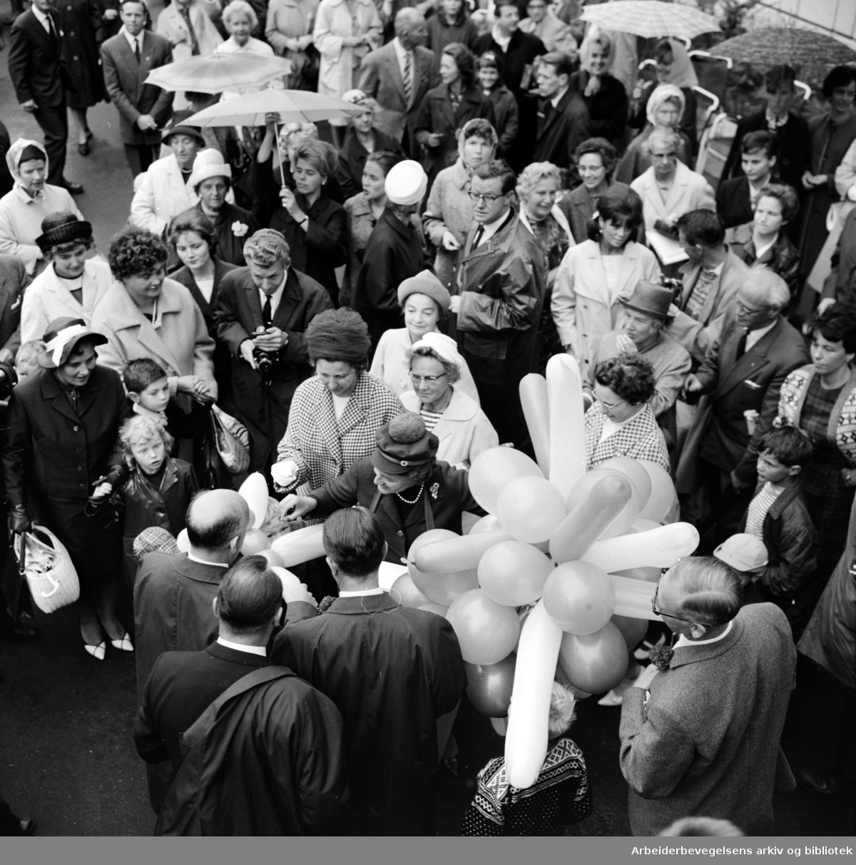 Ordfører Brynjulf Bull foretok den offisielle åpningen av Vikaterrassene i Oslo. 26 August 1964. I folkemengden: Wenche Myhre og journalist Tor von Krogh fra NRK.